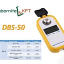 Rumen digitalni refraktometer z odprtim pokrovom, napisom DBS-50 in angleško preglednico podatkov.