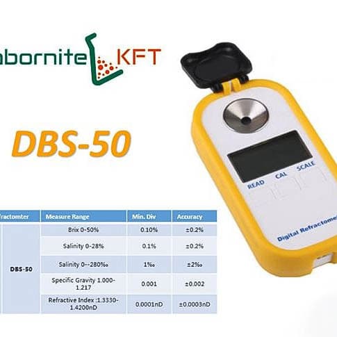 Rumen digitalni refraktometer z odprtim pokrovom, napisom DBS-50 in angleško preglednico podatkov.